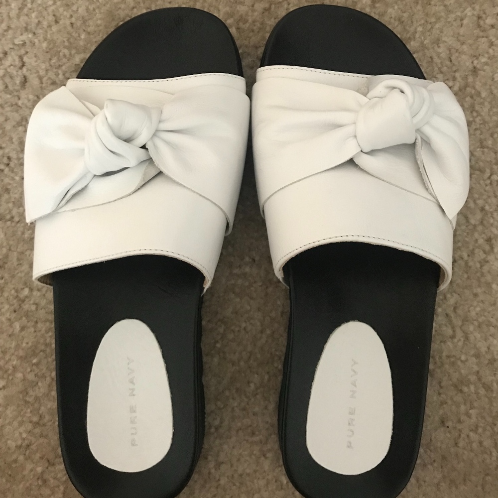 White Slides with a Knot - Picture 1 of 3